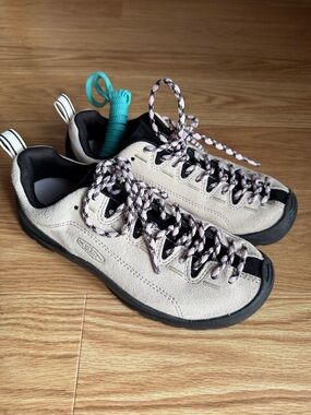 Keen Women’s Jasper Sneaker in Birch/Black